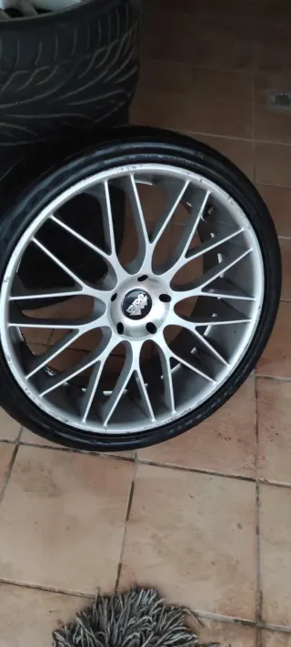 Llantas con neumáticos