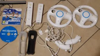 Nintendo Wii Console + Accessories + in regalo sd