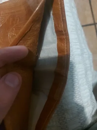 Monedero de piel marrón con relieve