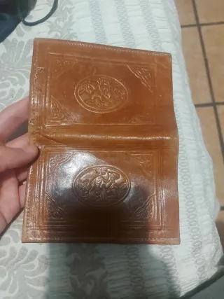 Monedero de piel marrón con relieve