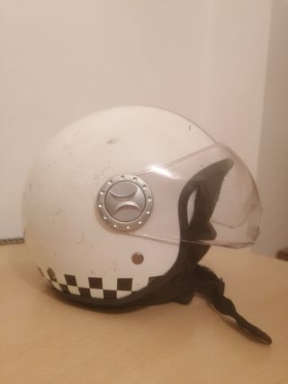 Casco BHR bianco e nero con visiera.