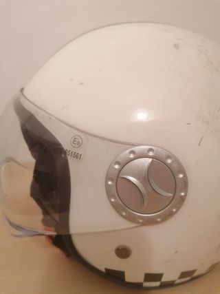 Casco BHR bianco e nero con visiera.