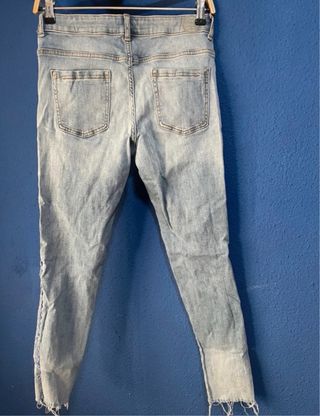 Vaqueros desgastados con detalles