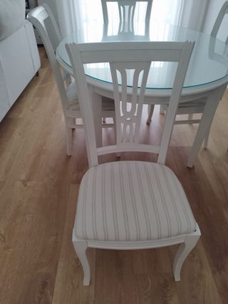 Mesa redonda con cristal y 4 sillas de madera