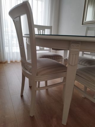 Mesa redonda con cristal y 4 sillas de madera