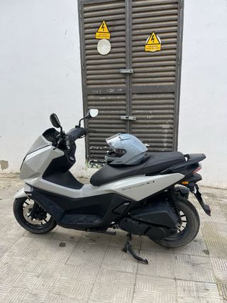 Kymco Scooter Gris y Negro 6500 kilómetros