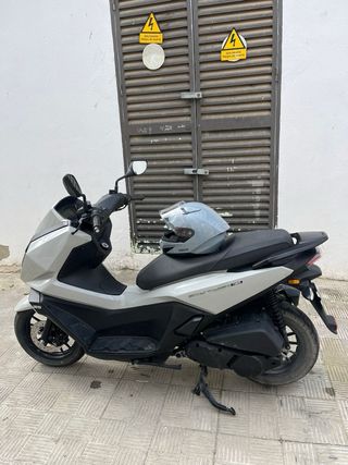 Kymco Scooter Gris y Negro 6500 kilómetros