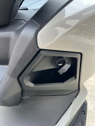 Kymco Scooter Gris y Negro 6500 kilómetros