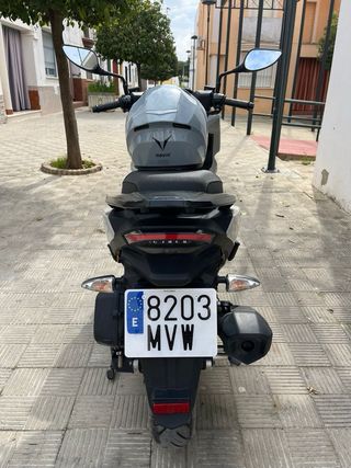 Kymco Scooter Gris y Negro 6500 kilómetros