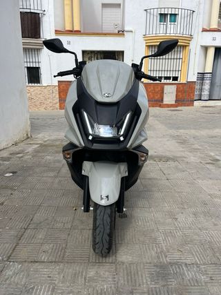 Kymco Scooter Gris y Negro 6500 kilómetros