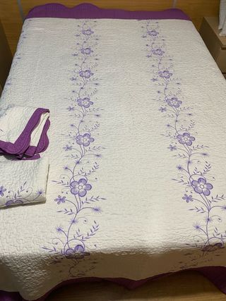 Colcha bouti cama morada y blanca