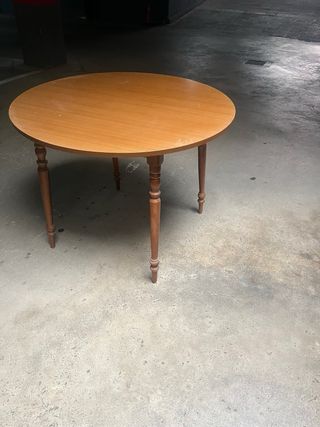 Mesa redonda de madera