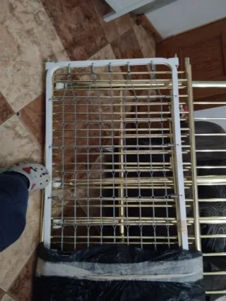 Cuna de metal dorada