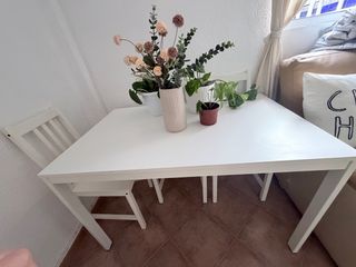 Mesa blanca con 6 sillas