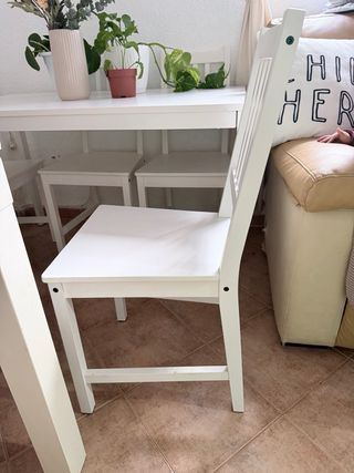Mesa blanca con 6 sillas
