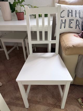 Mesa blanca con 6 sillas