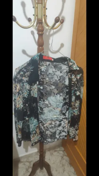 Blusa floral con cremallera talla SG