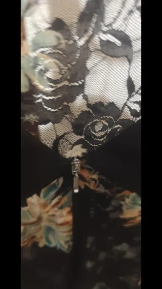 Blusa floral con cremallera talla SG