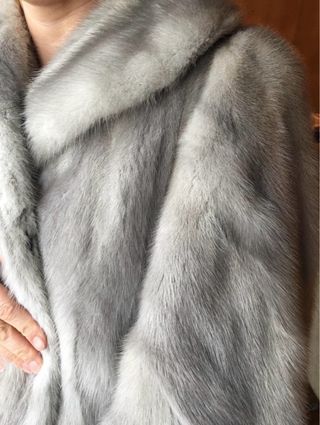 Casaco comprido cinzento claro