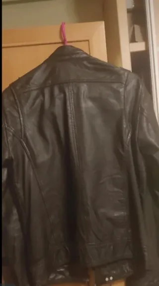 Chaqueta de cuero negra con parches