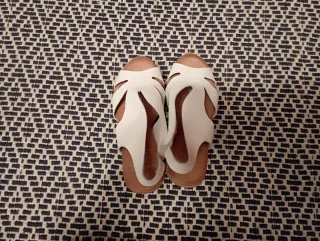 Zapatos blancos y marrones de cuña