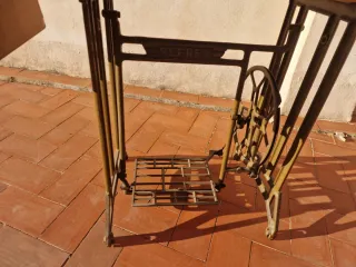 Máquina de coser antigua Refrey