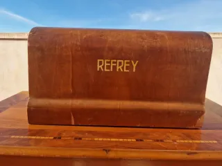 Máquina de coser antigua Refrey