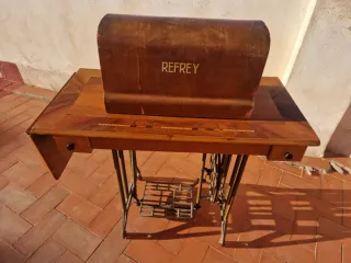 Máquina de coser antigua Refrey