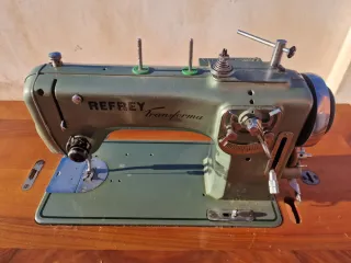 Máquina de coser antigua Refrey