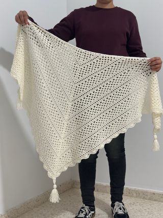 Chal/pañuelo de croche con borlon en las esquinas