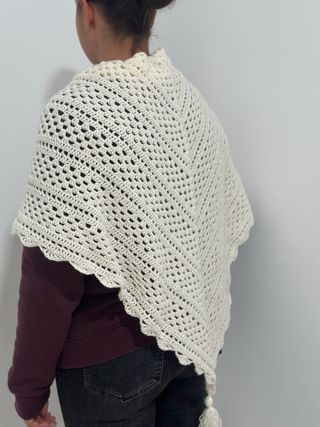 Chal/pañuelo de croche con borlon en las esquinas