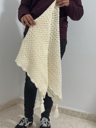 Chal/pañuelo de croche con borlon en las esquinas