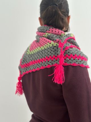 Chal/pañuelo de croche con borlon en las esquinas