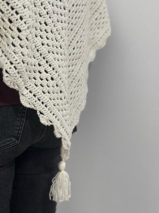 Chal/pañuelo de croche con borlon en las esquinas