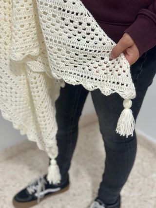 Chal/pañuelo de croche con borlon en las esquinas