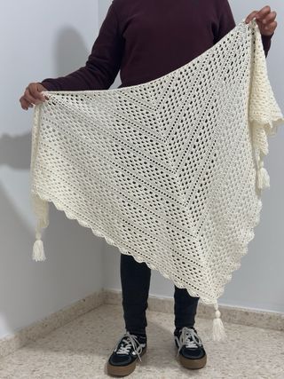 Chal/pañuelo de croche con borlon en las esquinas