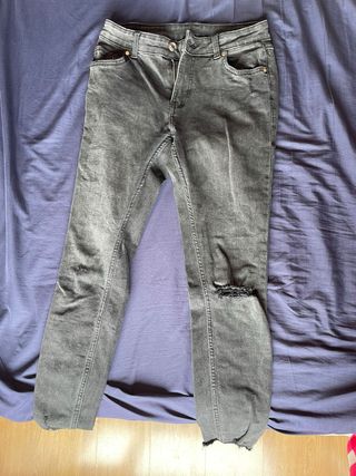 Pantalones vaqueros grises rasgados