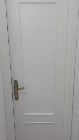 Puerta blanca interior
