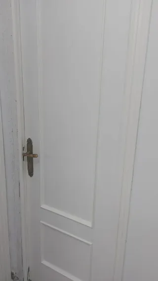 Puerta blanca interior