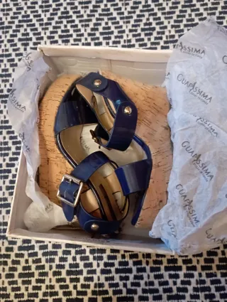 Sandalias de cuña azul marino y dorado