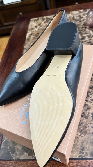 Zapatos de piel TEJUS Talla 37 de tacón bajo.