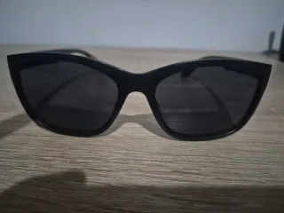 Gafas de sol Emporio Armani negras y rojas