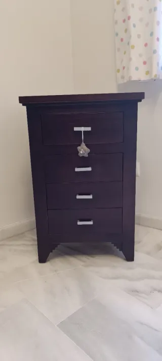 Cabecero cama de 90 y mesita de noche de madera.