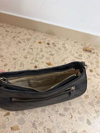 Bolso Guess Negro y Dorado