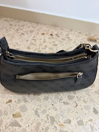 Bolso Guess Negro y Dorado