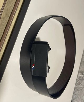 Cinturón Negro Hebilla Negra con Detalles Tricolor