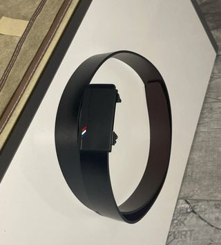 Cinturón Negro Hebilla Negra con Detalles Tricolor