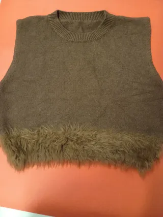 Gilet in pelliccia veste una S. M e borsa