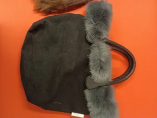 Gilet in pelliccia veste una S. M e borsa