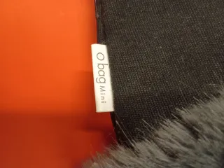 Gilet in pelliccia veste una S. M e borsa